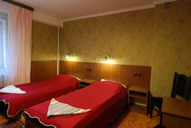 Chambre double avec couvre-lits rouges